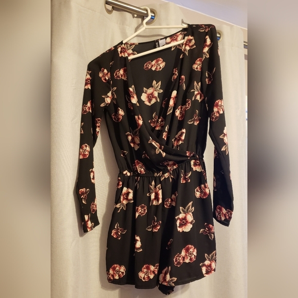 H&M Divided Women's Black Floral Romper Size 4 - Picture 7 of 8